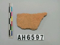 藏品(淺褐色夾砂陶片)的圖片